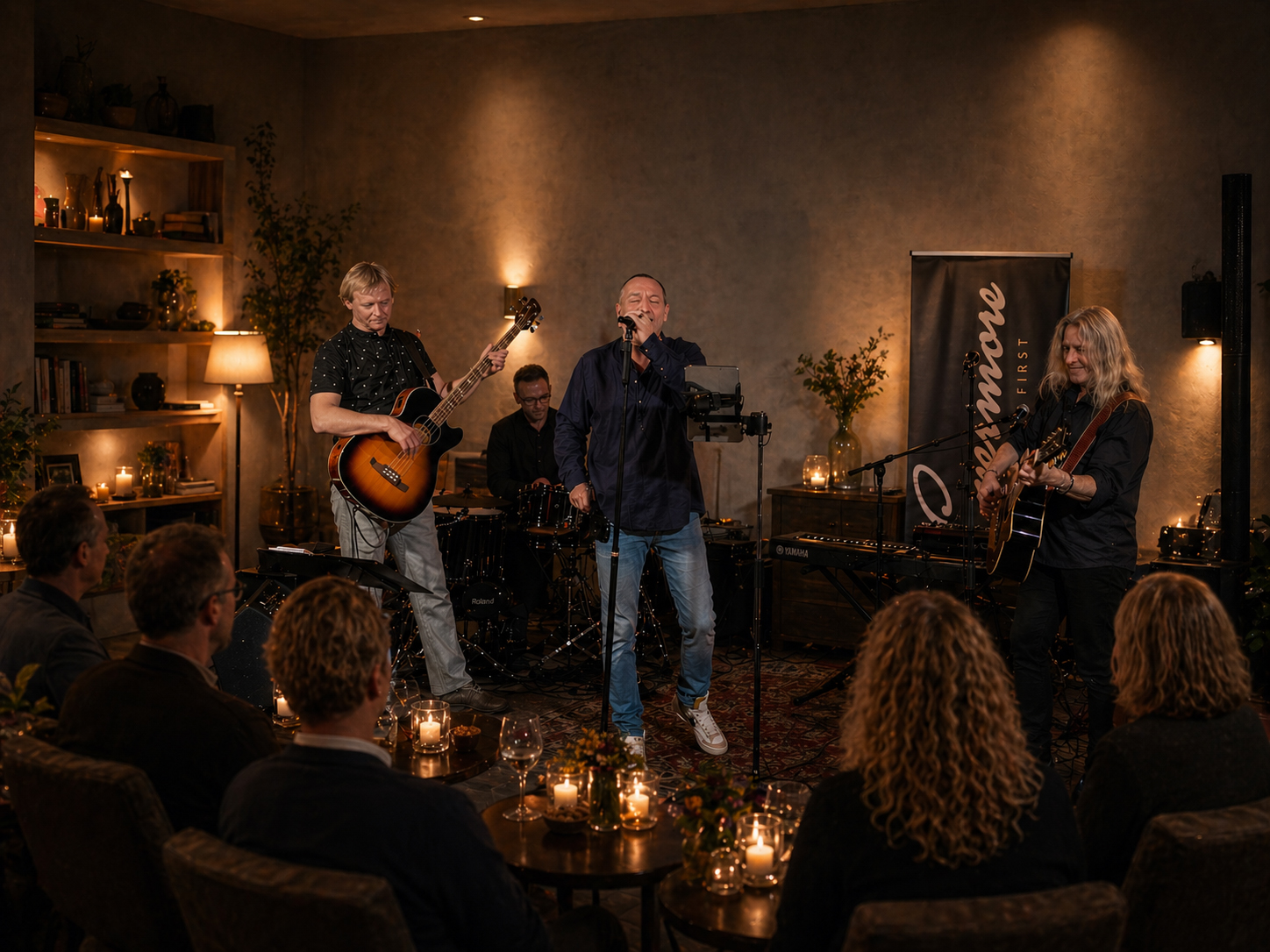 Omas gegen Rechts Benefizkonzert – Eine Band spielt bei Kerzenlicht